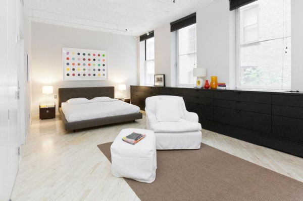 loft design mit schwarzweißem interior schlafzimmer sessel kommode