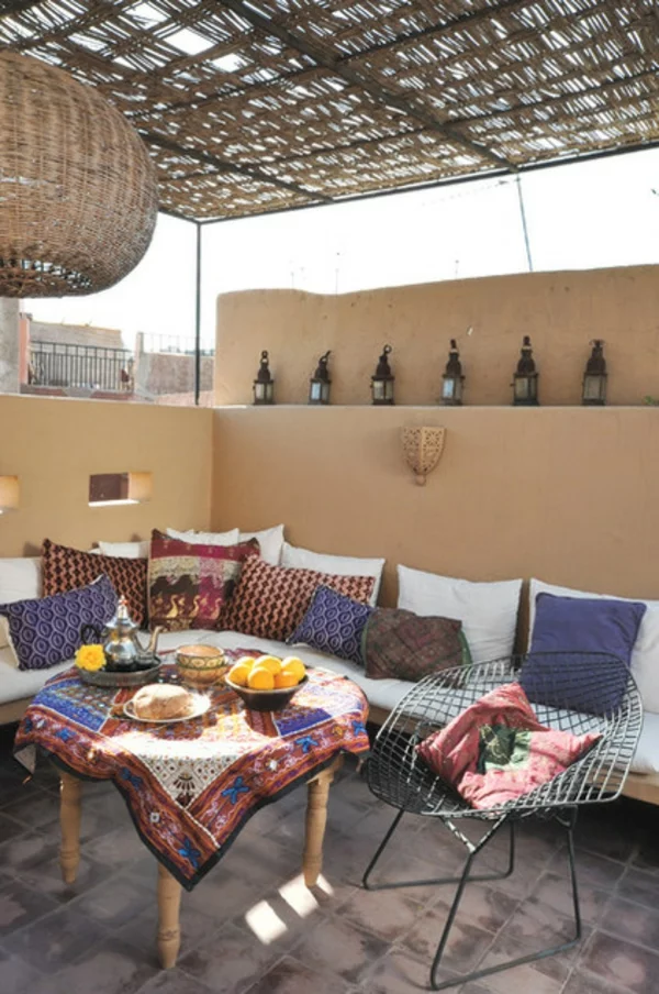 lounge terrasse wie im boutique hotel im orientalischen stil lehmwände bunte farben