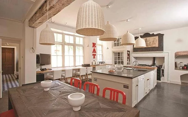 luxus küchen designs weiß eingebaute küchenschrank pendelleuchten