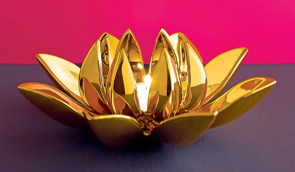 metallglanz bei interior design goldener kerzenhalter in form eines lotuses
