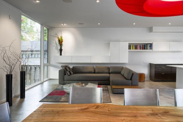 minimalistische residenz massiver esstisch aus grobem holz arbeitsgraues sofa