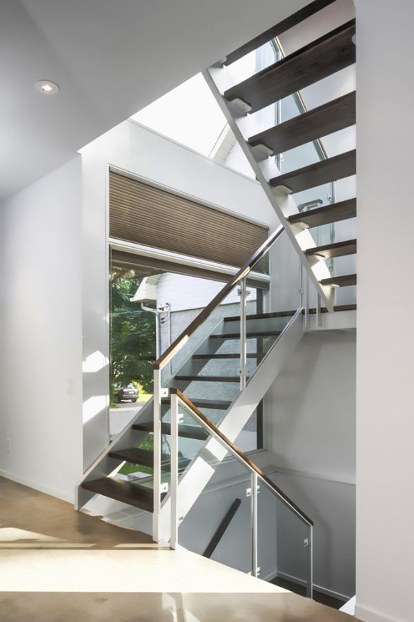 minimalistische residenz treppengeländer aus glas und holzplatten