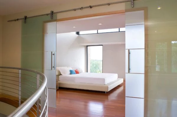 minimalistisches schlafzimmer polsterung weiß doppelbett