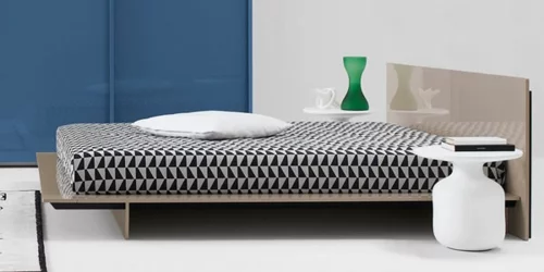 modernes bett im schlafzimmer gestell matratze minimalistisch design