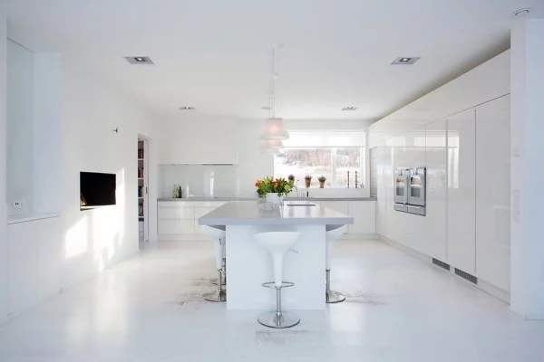 moderne schwedische villa eingebaute küchenschränke glanzvoll