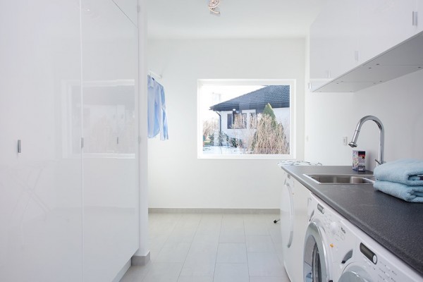 moderne schwedische villa weiß wand badezimmer