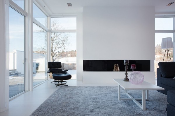 moderne schwedische villa weiß wand einbaukamin wohnbereich
