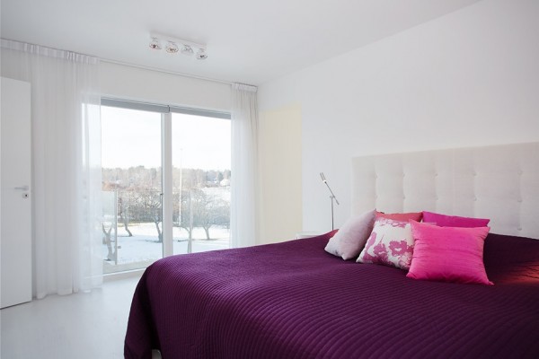moderne schwedische villa weiß wand schlafzimmer bettwäsche