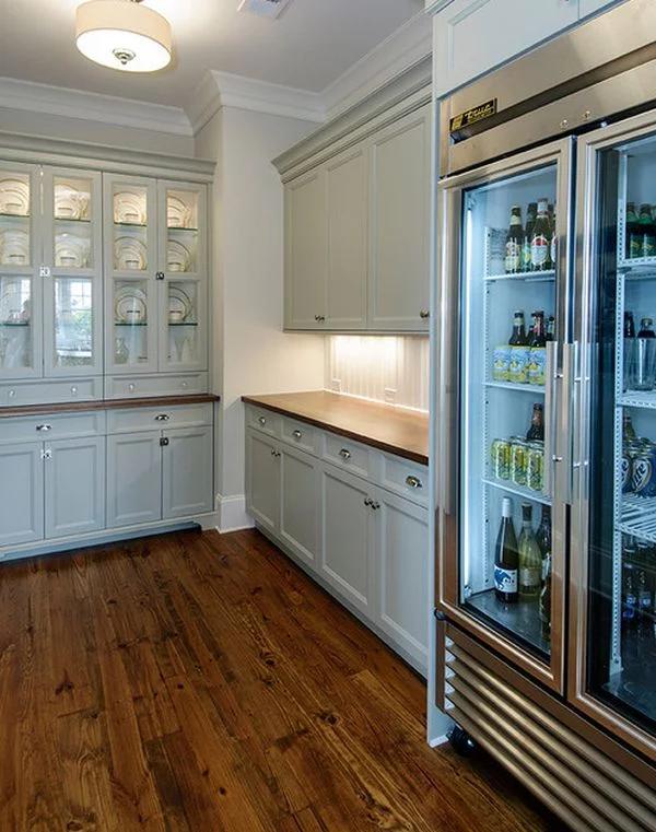 moderner kühlschrank mit glastür bodenbelag holz weiß möbel