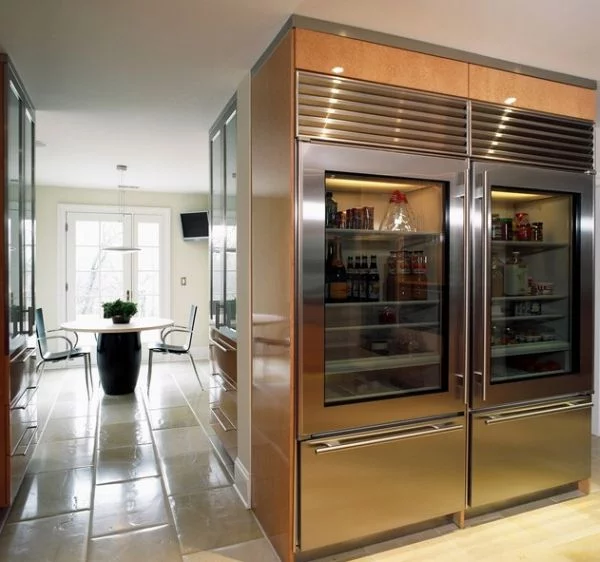 moderner kühlschrank mit glastür glanzvoll esstisch stühle