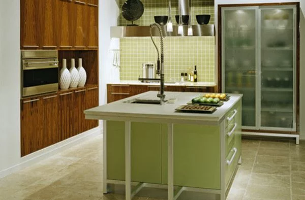 moderner kühlschrank mit glastür grün kücheninsel holz möbel