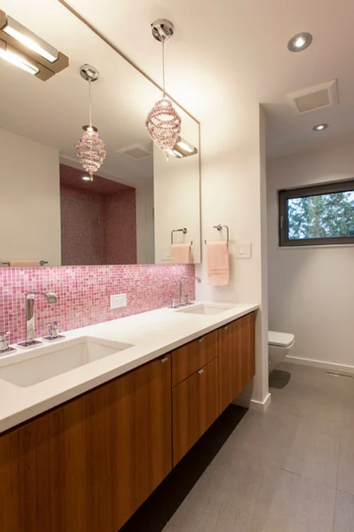 modernes badezimmer rosa design fliesenspiegel mosaik hängelampe