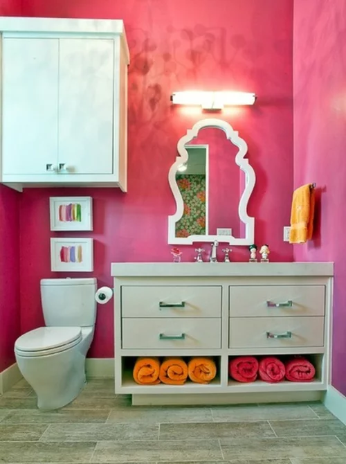 modernes badezimmer rosa design wc wandschrank spiegel waschbecken