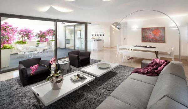 modernes wohnzimmer sofa grau teppich weich bogen stehlampe