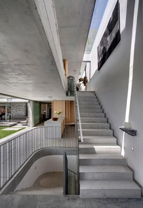 opulente moderne residenz treppen stufen grau glasdecke