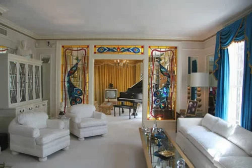orientalisch einrichtung wohnzimmer idee weiß sofas gardinen blau