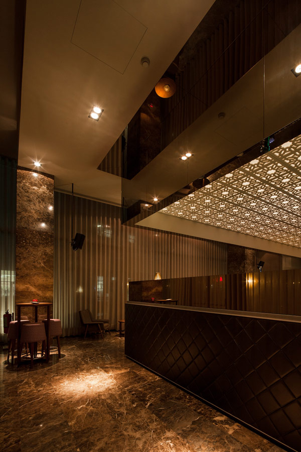 Einrichtung mit originellen Designer Akzenten in portugiesischer Bar