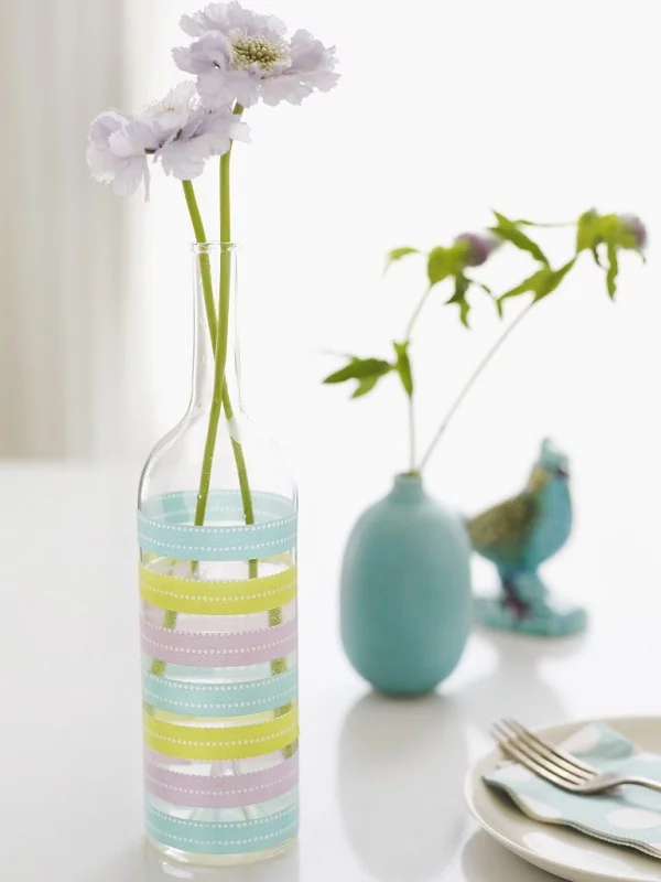 originelle diy vasen feine glasflasche mit streifen in zarten farben