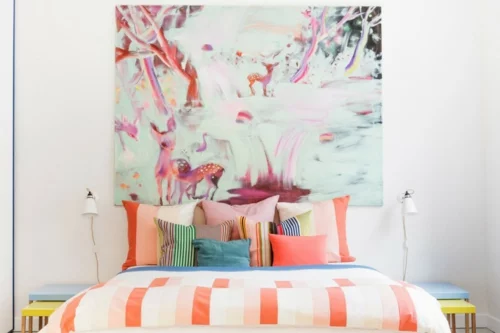 pastellfarbene interior designs kuschelig bett malerei wand schlafzimmer