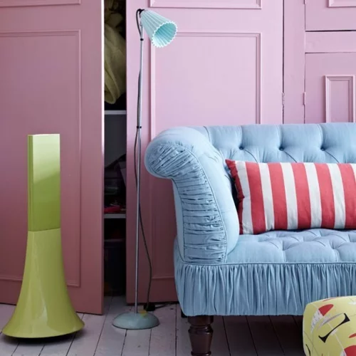 pastellfarbene interior designs sofa blau bodenvase dekorativ stehlampe