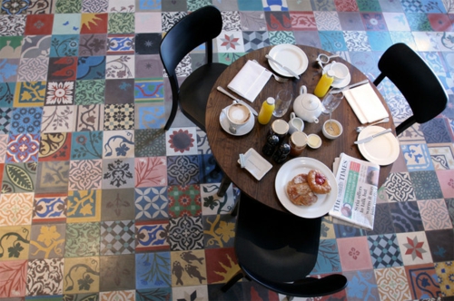 patchwork fliesen designs fußboden holz tisch frühstück