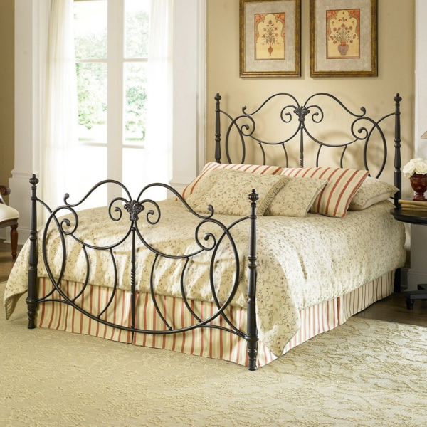 romantische schlafzimmer mit tollen schmiedeeisen ornamenten