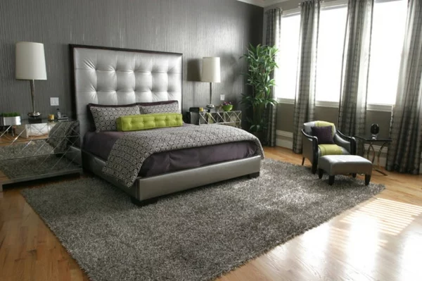 romantische schlafzimmer sehr gediegen in grauen nuancen mit gepolstertem kopfbrett 