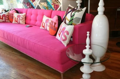 rosa sofa room service kisssen nebentisch glas platte