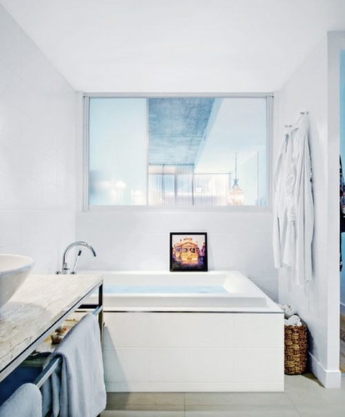 ruhiges cooles haus design badezimmer weiß spiegel waschbecken