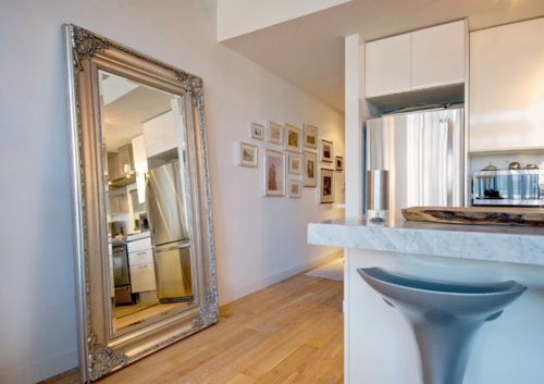ruhiges cooles haus design großer spiegel flur küchenbereich
