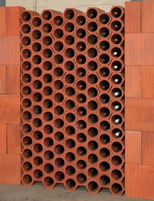 schicke Weinregale und Ständer aus Holz terrakotta