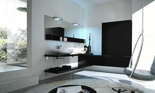 schwarz weiß dramatisch einrichtung badezimmer regale spiegel teppich