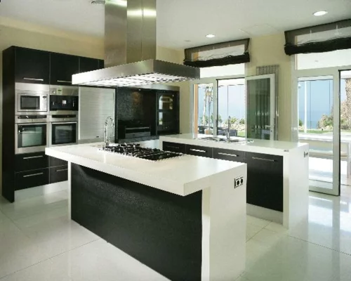 schwarz-weiß-einrichtung-küche-minimalistisch-sachlich