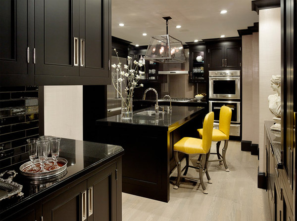 schwarze küchenmöbel und ausgefallene details gelbe akzente stühle