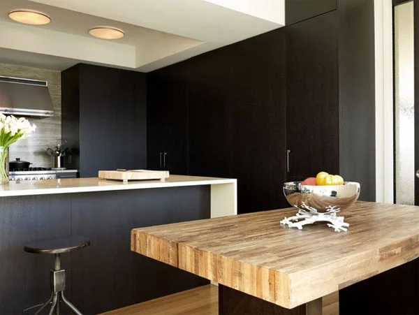 schwarze küchenmöbel und ausgefallene details massiver esstisch grobes holz