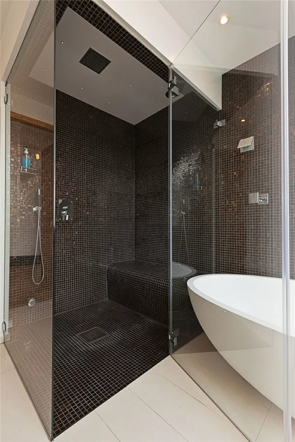 schwedisches loft apartment elegant badewanne schwarz mosaik