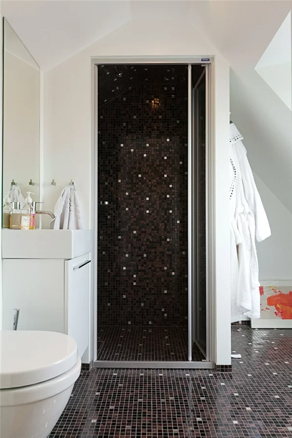 schwedisches loft apartment elegant badezimmer mosaik fliesen dunkel