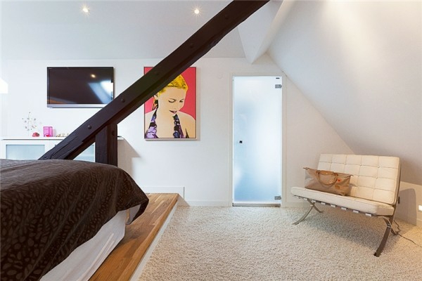 schwedisches loft apartment elegant couch gemälde wand