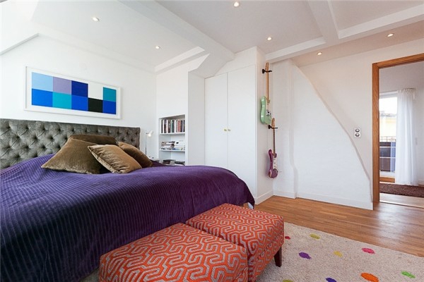 schwedisches loft apartment elegant lila bettwäsche schlafzimmer