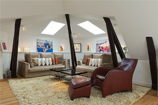 schwedisches loft apartment elegant sofas dachfenster leder sessel