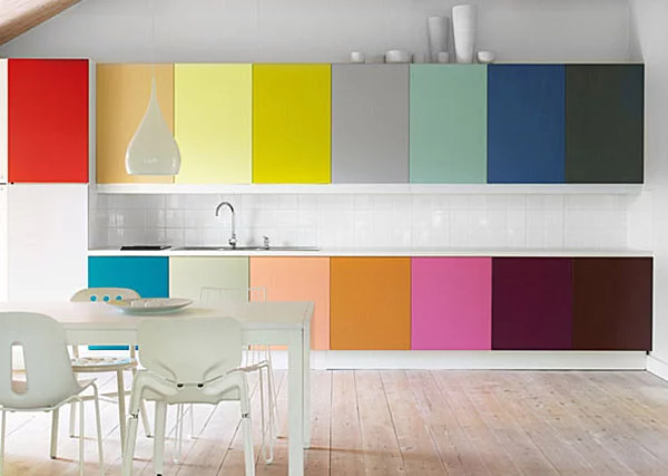 schöne design ideen für kleine küchen farben bunte küchenschrank türen