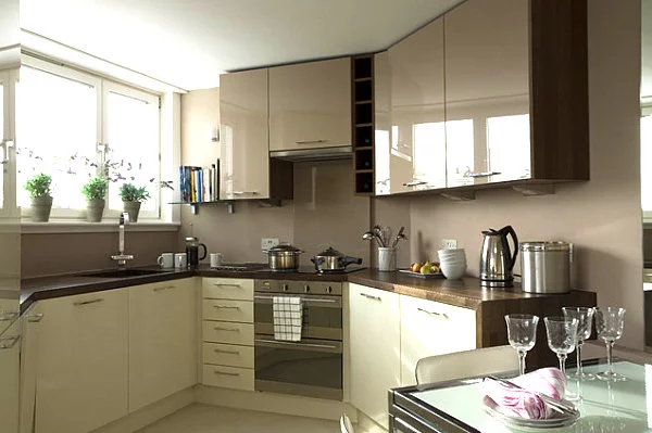 schöne design ideen für kleine küchen farben glanzvoll oberflächen