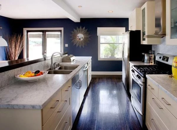 schöne design ideen für kleine küchen farben wandspiegel spüle