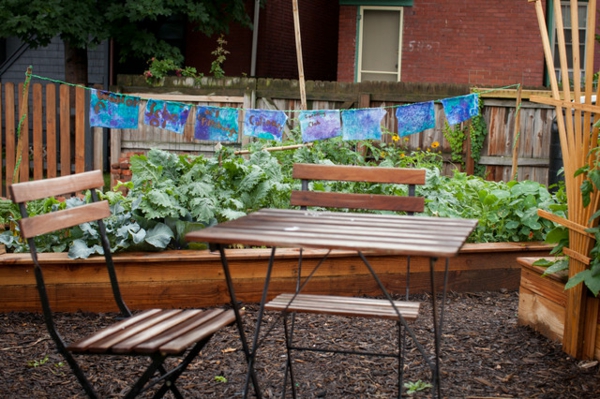 Coole Kunstwerke im kommunalen Garten in Pittsburgh klappstühle tisch