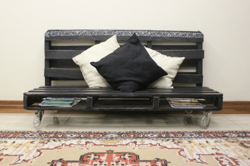 selbstgemachte Holz Möbel aus Paletten sofa rücklehne schwarz