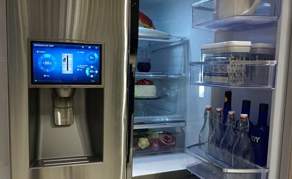 smart home technologie kühlschrank bildschirm anzeige