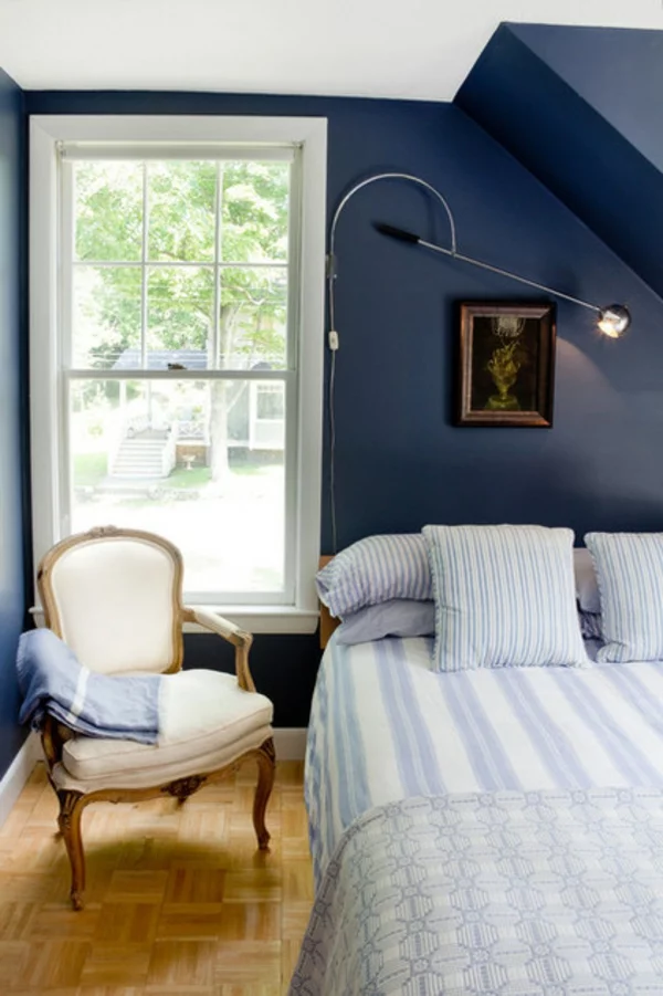 sommer im schlafzimmer vintage sessel hellblau gestreifte bettbezüge