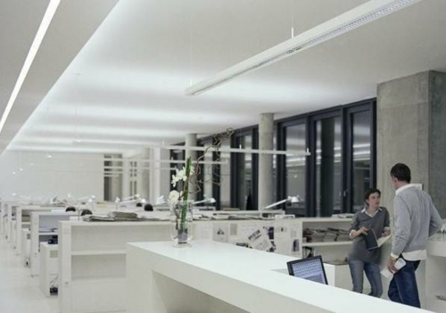tipps für die beleuchtung am arbeitsplatz großraumbüro hänge lampe lang