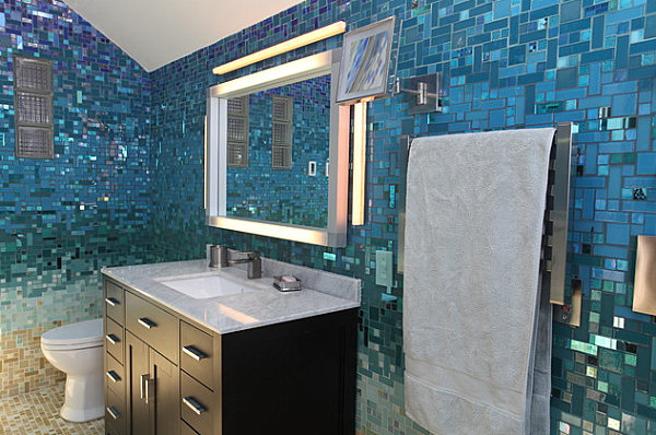 tropische badezimmer kleine mosaik fliesen blau glänzend