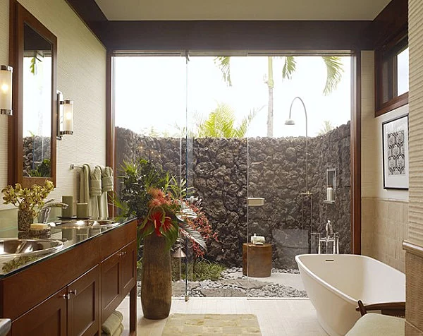 tropische badezimmer mauer aus lavasteinen hohe hölzerne vase